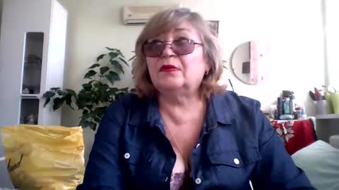 Snapshot of flowerlover8 chatting on 7, 3, 2025 Flowerlower online show from 7, 3, 2025