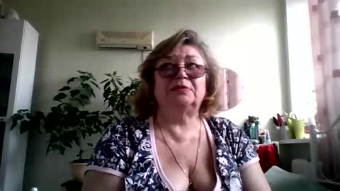 Snapshot of flowerlover8 chatting on 8, 3, 2025 Flowerlower online show from 8, 3, 2025