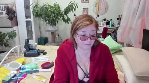 Snapshot of flowerlover8 chatting on 28, 10, 2025 Flowerlower online show from 28, 10, 2025