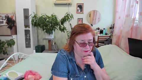 Snapshot of flowerlover8 chatting on 29, 10, 2025 Flowerlower online show from 29, 10, 2025