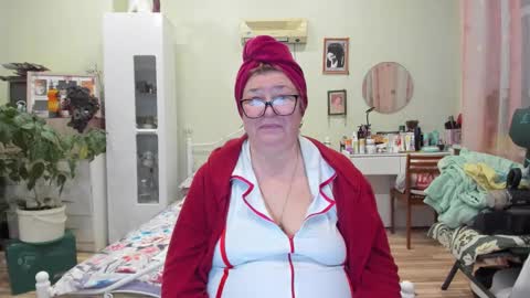 Snapshot of flowerlover8 chatting on 5, 12, 2025 Flowerlower online show from 5, 12, 2025