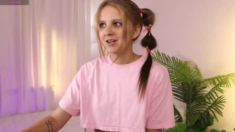 Snapshot of fluffy_waffles chatting on 12, 9, 2025 LilLisa online show from 12, 9, 2025