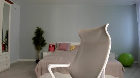 Snapshot of fox_beauty chatting on 12, 11, 2025 Kira online show from 12, 11, 2025