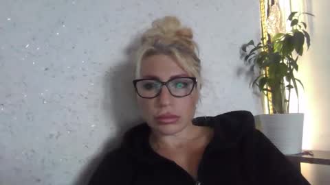 Snapshot of fox_red_lady7 chatting on 20, 10, 2025 fox_red_lady7 online show from 20, 10, 2025