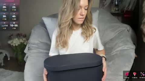 Snapshot of foxy_blond chatting on 12, 3, 2025 Foxy online show from 12, 3, 2025