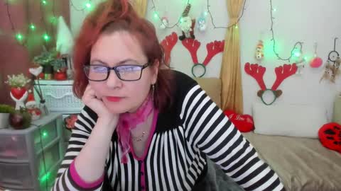 Snapshot of foxydesiree chatting on 2, 1, 2025 foxydesiree online show from 2, 1, 2025