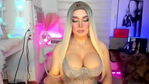 Snapshot of freya_lovestocum chatting on 12, 9, 2025 Miss Frea online show from 12, 9, 2025