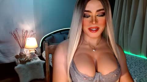 Snapshot of freya_lovestocum chatting on 8, 10, 2025 Miss Frea online show from 8, 10, 2025