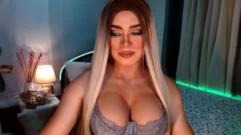 Snapshot of freya_lovestocum chatting on 9, 10, 2025 Miss Frea online show from 9, 10, 2025