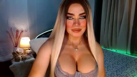 Snapshot of freya_lovestocum chatting on 10, 10, 2025 Miss Frea online show from 10, 10, 2025