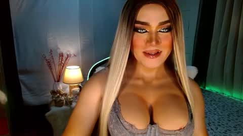 Snapshot of freya_lovestocum chatting on 14, 10, 2025 Miss Frea online show from 14, 10, 2025
