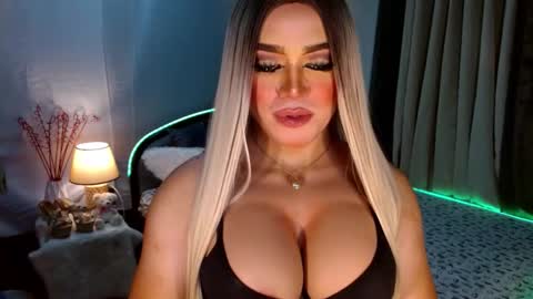 Snapshot of freya_lovestocum chatting on 23, 10, 2025 Miss Frea online show from 23, 10, 2025