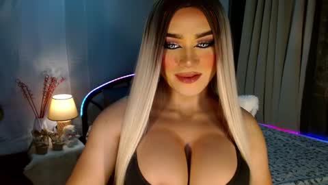Snapshot of freya_lovestocum chatting on 10, 11, 2025 Miss Frea online show from 10, 11, 2025