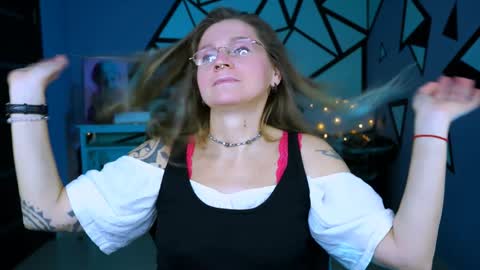 Frida Tander online show from 22, 12, 2024