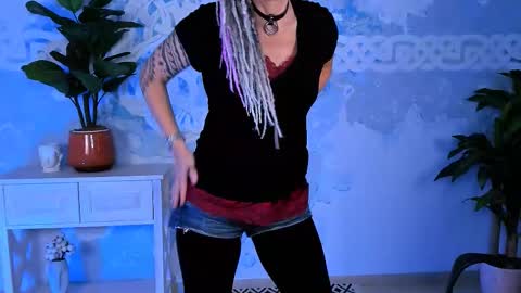 Frida Tander online show from 5, 10, 2025