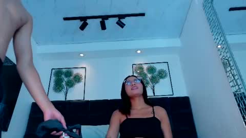 Red her and Velvet him online show from 6, 7, 2026