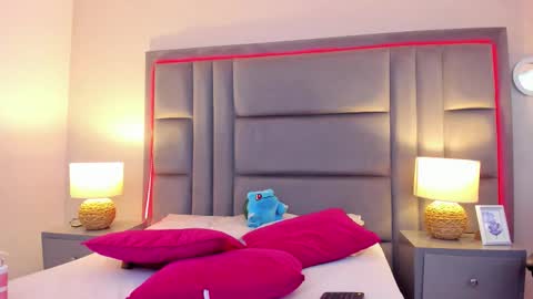 Snapshot of gabymoreau chatting on 6, 11, 2025 gabymoreau online show from 6, 11, 2025