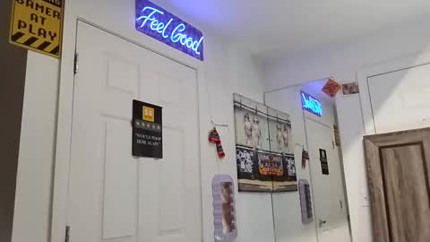 Snapshot of geekedoutlabs chatting on 10, 10, 2025 Zanecubano online show from 10, 10, 2025