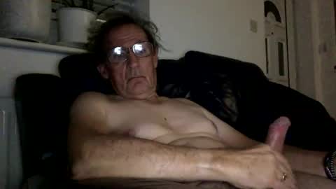 Snapshot of geoff660021 chatting on 14, 12, 2025 geoff660021 online show from 14, 12, 2025