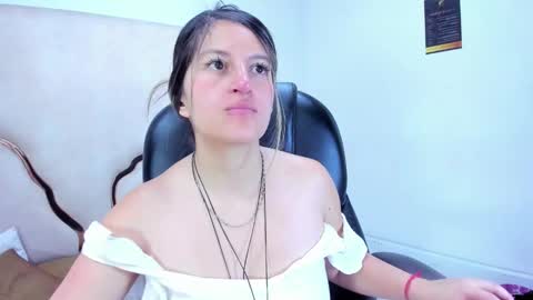 Snapshot of giaroussel chatting on 25, 10, 2025 GiaRoussel online show from 25, 10, 2025