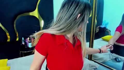 Snapshot of giaroussel chatting on 19, 11, 2025 GiaRoussel online show from 19, 11, 2025