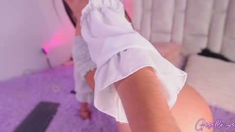 Instagram gisellee  22  online show from 7, 2, 2025