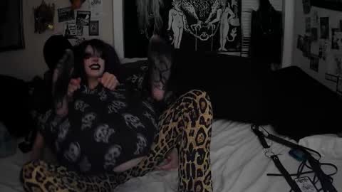 Snapshot of gl00my_gh0ul chatting on 17, 12, 2025 Gloomy online show from 17, 12, 2025