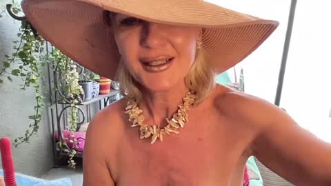 Snapshot of gl1tter_barbie chatting on 24, 1, 2025 Gl1tter Barbie online show from 24, 1, 2025