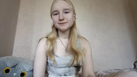 Snapshot of glennabeem chatting on 15, 4, 2026 Laura online show from 15, 4, 2026