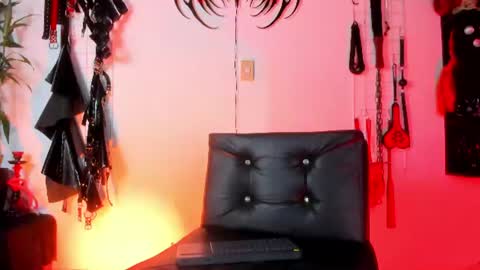 Snapshot of glitch_doll chatting on 18, 7, 2026 NYX online show from 18, 7, 2026