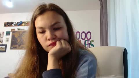 Snapshot of glitter_doll chatting on 10, 9, 2025 glitter_doll online show from 10, 9, 2025