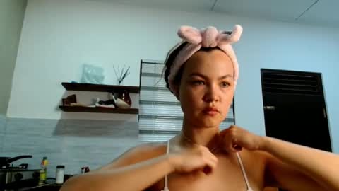 Snapshot of glitter_doll chatting on 14, 10, 2025 glitter_doll online show from 14, 10, 2025