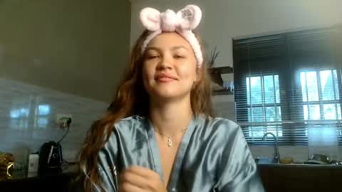 Snapshot of glitter_doll chatting on 25, 10, 2025 glitter_doll online show from 25, 10, 2025