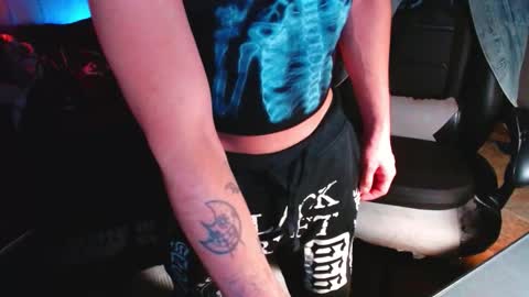 Snapshot of gothbro chatting on 28, 11, 2025 Kris online show from 28, 11, 2025