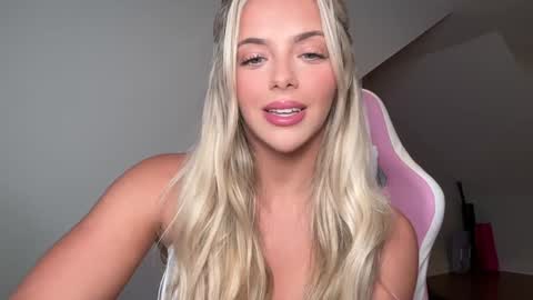 Snapshot of gracieparker chatting on 6, 10, 2025 Gracie online show from 6, 10, 2025