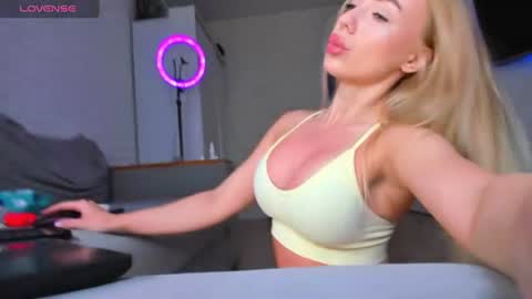 Snapshot of great_blondy chatting on 25, 6, 2026 Anny online show from 25, 6, 2026