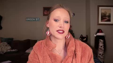 Snapshot of greenxxxqueen chatting on 22, 12, 2024 SexQueen Nikki online show from 22, 12, 2024