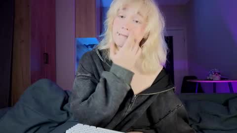 Greg-independent model online show from 13, 9, 2025