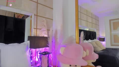 Greta Velvet  online show from 18, 10, 2025