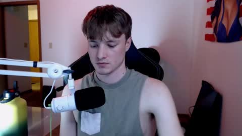 Snapshot of gucciboi4 chatting on 2, 2, 2025 gucciboi4 online show from 2, 2, 2025