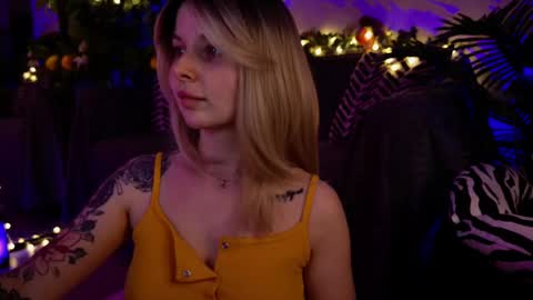 Snapshot of gwenhilton chatting on 13, 2, 2025 gwenhilton online show from 13, 2, 2025