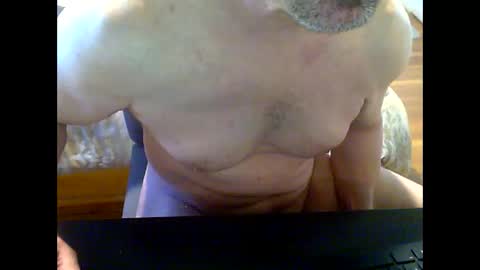 Snapshot of gymratt01 chatting on 27, 10, 2025 gymratt01 online show from 27, 10, 2025