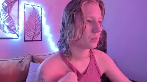 Snapshot of haileyfoxy chatting on 5, 12, 2025 Hailey online show from 5, 12, 2025