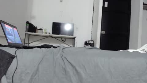 Snapshot of halfenaked17 chatting on 18, 11, 2025 halfenaked17 online show from 18, 11, 2025