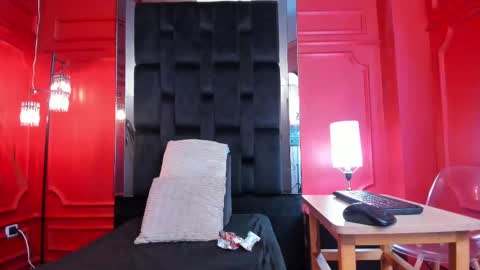 Halley Lorens online show from 8, 9, 2025