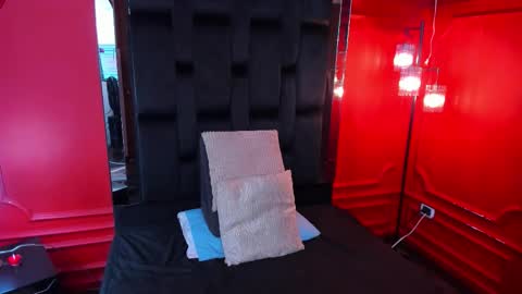 Halley Lorens online show from 6, 10, 2025