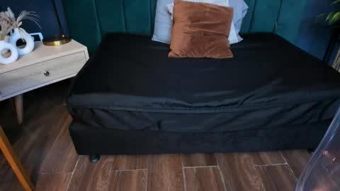 Halley Lorens online show from 14, 12, 2025