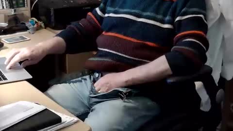 Snapshot of handz2 chatting on 4, 11, 2025 handz2 online show from 4, 11, 2025