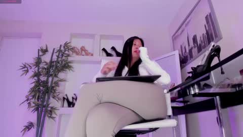 HANNAH HOWELL online show from 1, 6, 2026