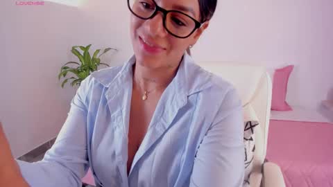 Snapshot of hannawilliams_ chatting on 28, 11, 2025 Hanna Williams online show from 28, 11, 2025